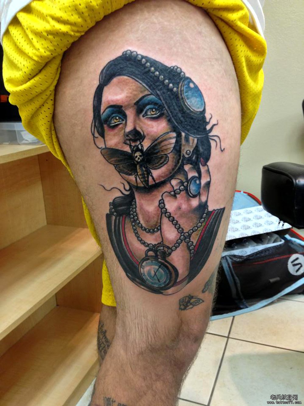 大腿上一款个性的人物纹身作品