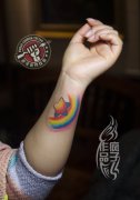 武汉专业纹身店打造手腕可爱小彩虹纹身作品