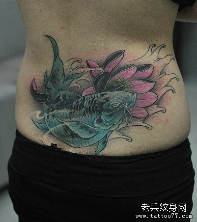 一款女性腰部彩色莲花鱼纹身图案