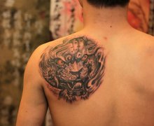 一款背部唐狮子纹身图案由武汉纹身店推荐