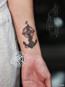 武汉老兵纹身店兵哥打造的手腕船锚纹身作品