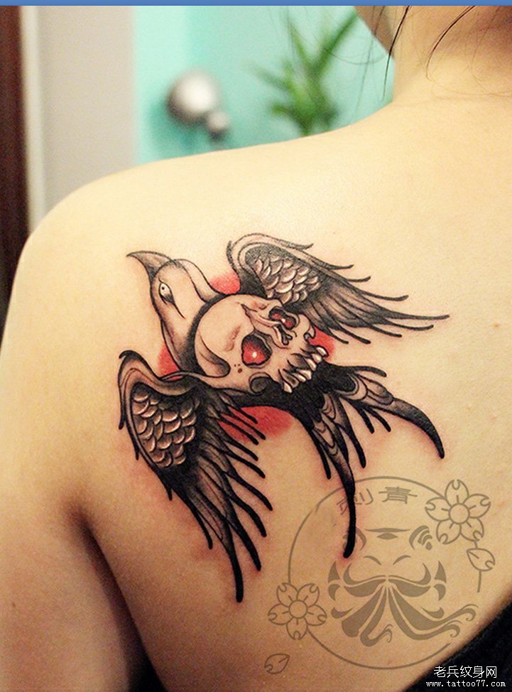 背部燕子骷髅tattoo图案由武汉纹身网推荐 