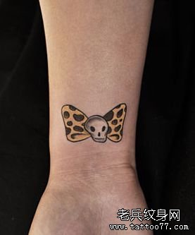 一款手臂骷髅头蝴蝶结tattoo团由武汉tattoo店推荐