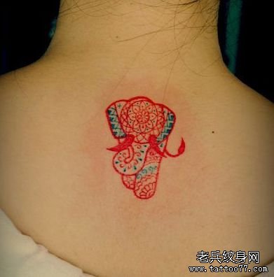 武汉tattoo网推荐一款女性颈部卡通象tattoo图案