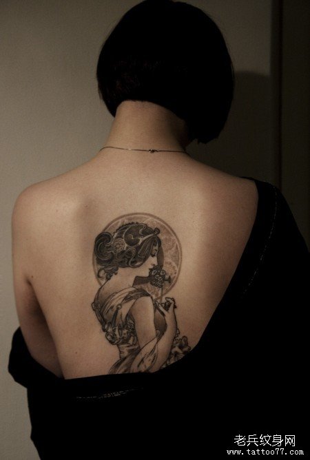 武汉纹身网推荐一款女性背部tattoo图案