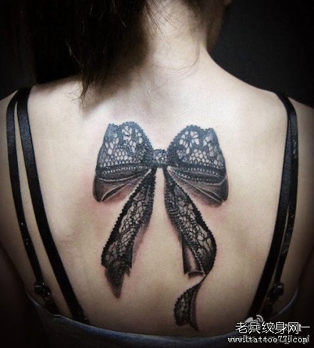 一款女性肩部蝴蝶结tattoo图案由武汉纹身店推荐