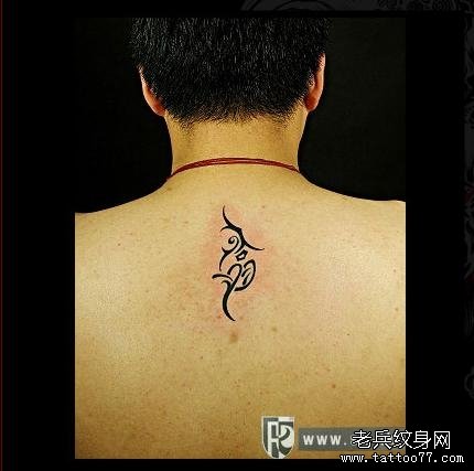 男人背部个性图腾纹身图案