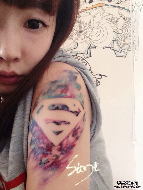 武汉tattoo店推荐 一款手臂超人标志纹身图案
