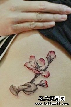 一款女性腰部花纹身图案由武汉最好的刺青店推荐