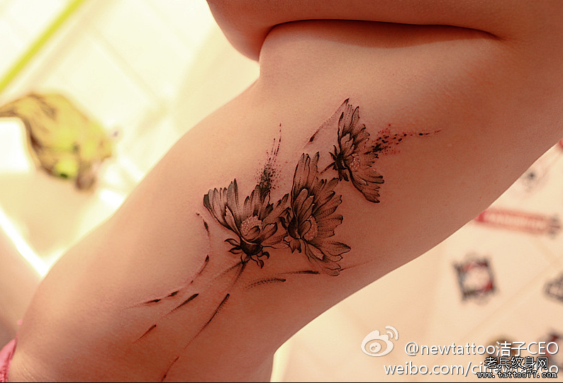 一款女性腰部写意雏菊纹身图案由武汉纹身店推荐