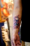 武汉纹身店推荐一款手臂彩色沙漏纹身图案