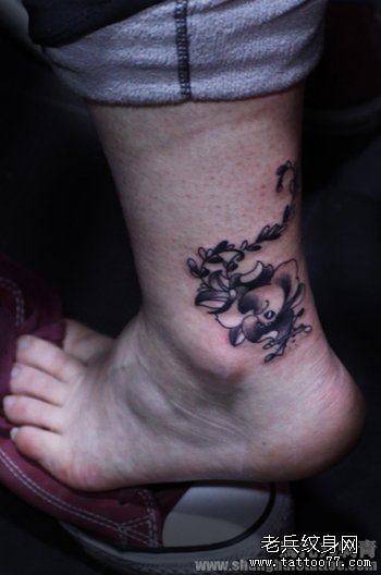 女性脚部个性花腾纹身图案