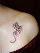 武汉纹身店推荐一款女性肩背猫咪纹身图案