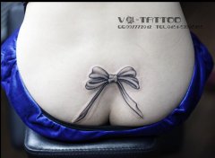 女性臀部蝴蝶结纹身图案由武汉纹身推荐