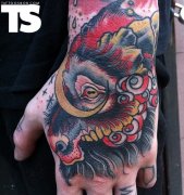 手部一款个性狮子纹身图案