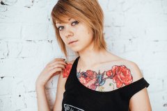 胸口彩色玫瑰花燕子纹身图案由武汉纹身店推荐