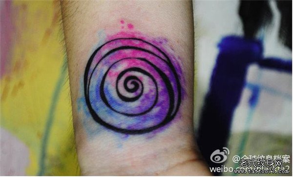 手腕彩色螺旋纹身图案由武汉最好的纹身店推荐