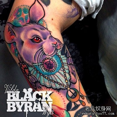 手臂彩色纹身图案由武汉最好的纹身店推荐