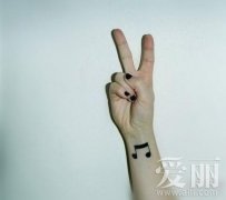 小清新手部音乐符号纹身图案