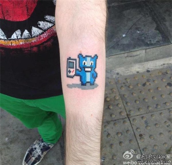 手臂卡通纹身图案由武汉最好的纹身店推荐