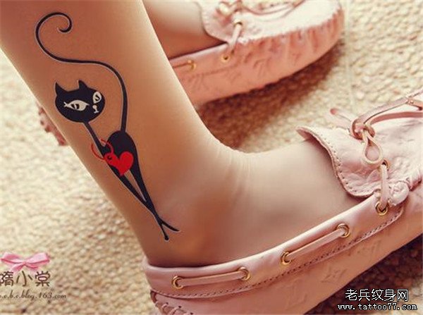 女性腿部小清新猫咪纹身图案由武汉纹身推荐