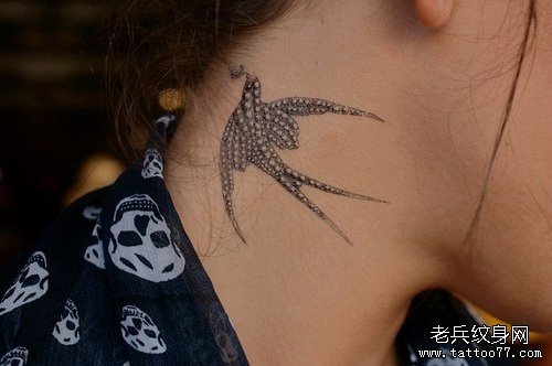 小清新颈部燕子纹身图案
