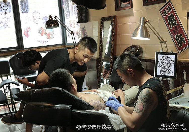 大臂图腾纹身作品兵哥制作现场