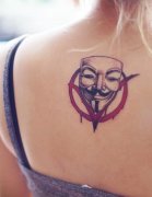 女性背部V字仇纹身图案由武汉纹身店推荐