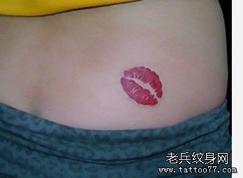 小清新腰部嘴唇纹身图案