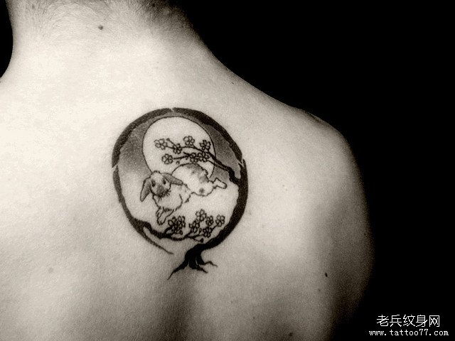 小清新肩部树狗纹身图案