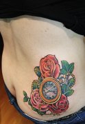 女性臀部怀表玫瑰纹身图案由武汉纹身店推荐