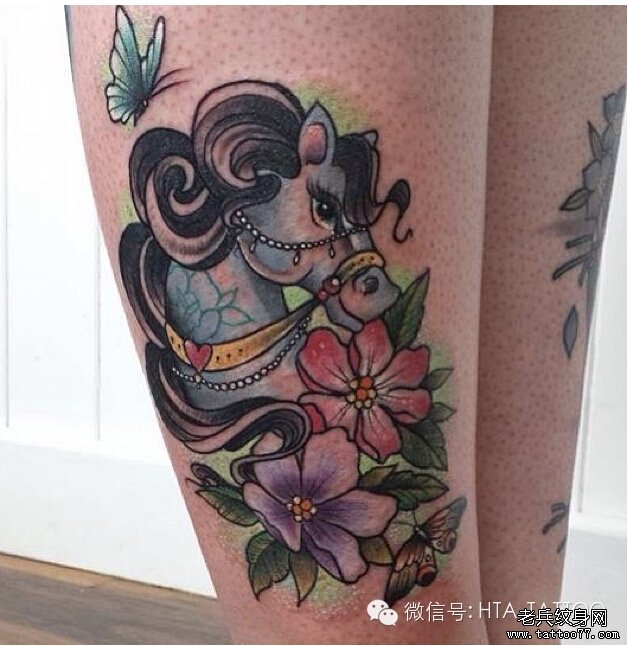 腿部彩色马玫瑰花纹身图案