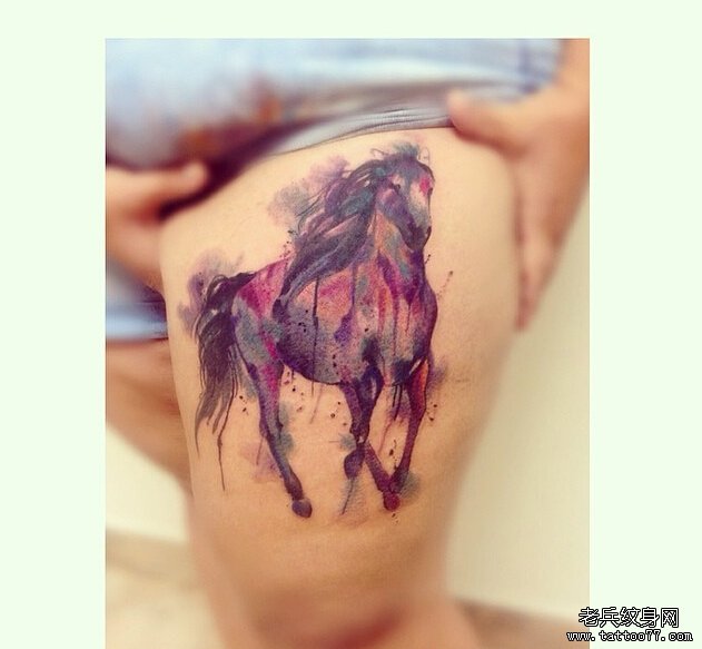 腿部水彩马纹身图案