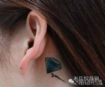 耳后钻石纹身