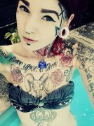 女人彩色花臂纹身图案由武汉纹身馆提供