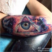 手臂彩色星空上帝之眼纹身图案由武汉纹身推荐