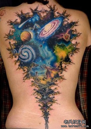 女性背部星空纹身图案