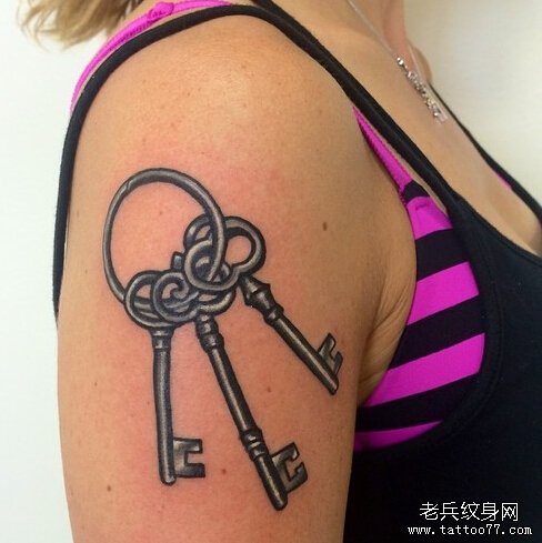 女性手臂钥匙纹身图案