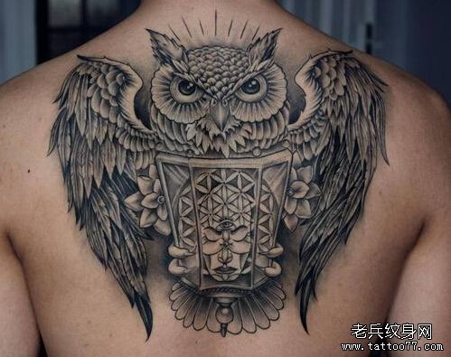 背部黑灰猫头鹰纹身图案