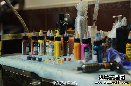 2014年8月9日兵哥为美女制作手臂纹身作品花絮