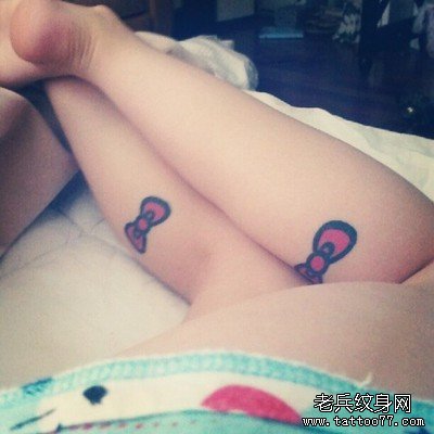 女性腿部蝴蝶结纹身