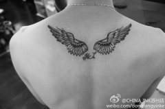 背部翅膀纹身图案由武汉纹身馆提供