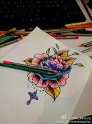 彩色玫瑰花十字架纹身图案
