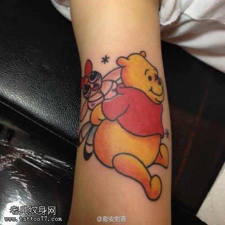 手臂卡通彩色熊纹身图案