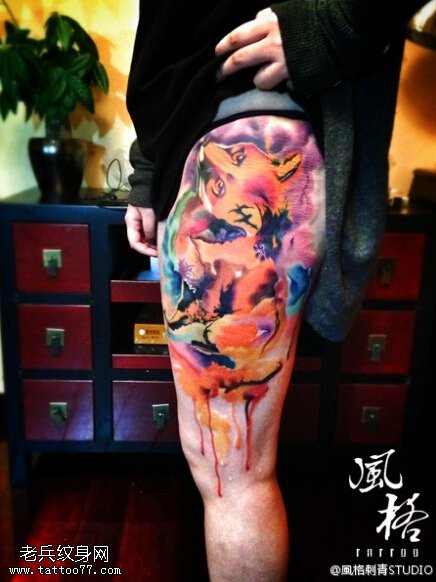 女性腿部狐狸纹身图案