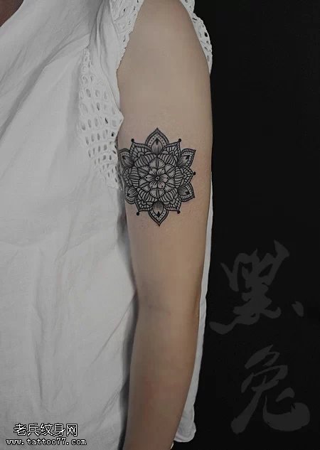手臂樊花纹身图案