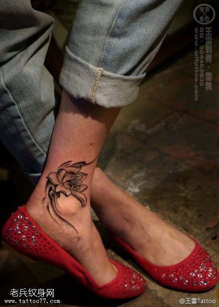 女性脚踝莲花纹身图案