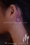 女性耳后彩色卡通小兔子纹身图案