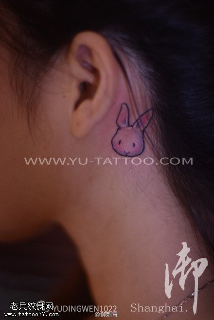 女性耳后彩色卡通小兔子纹身图案