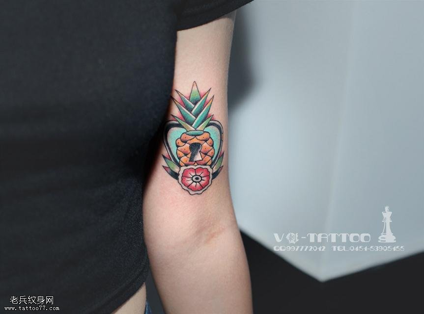 手臂彩色小菠萝纹身图案